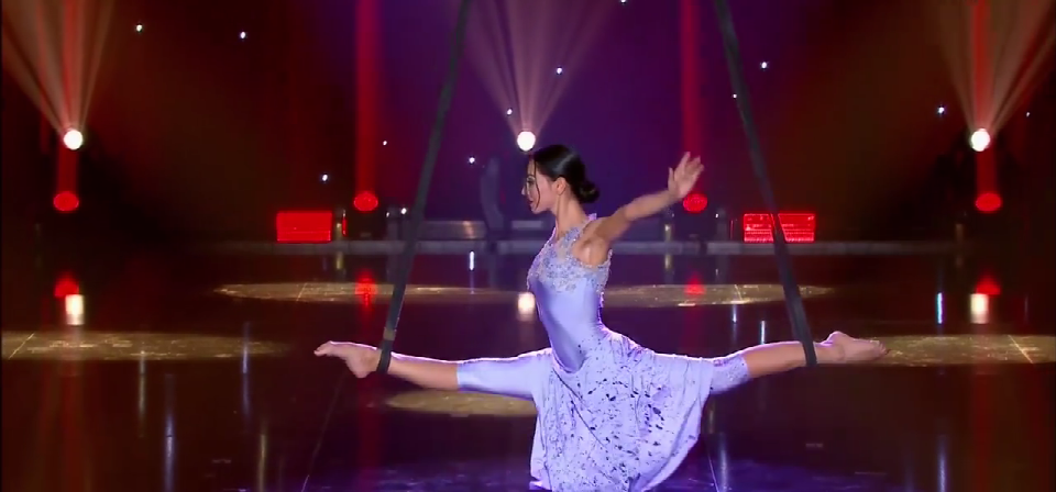 美女空中起舞，好似“紫霞仙子”！