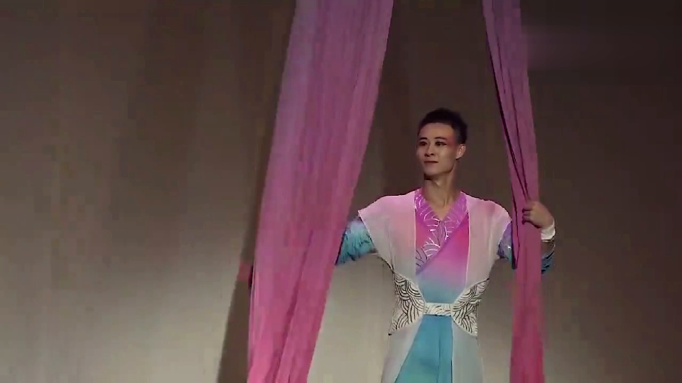 好似鸟儿比翼双飞，配合十分默契